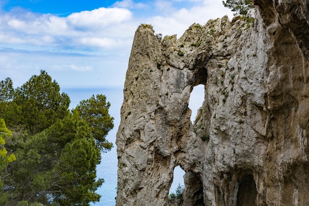 Hermosa vista de los agujeros naturales en la roca.