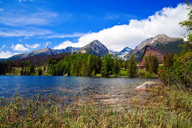 Hermosa vista al lago en las montañas de Eslovaquia