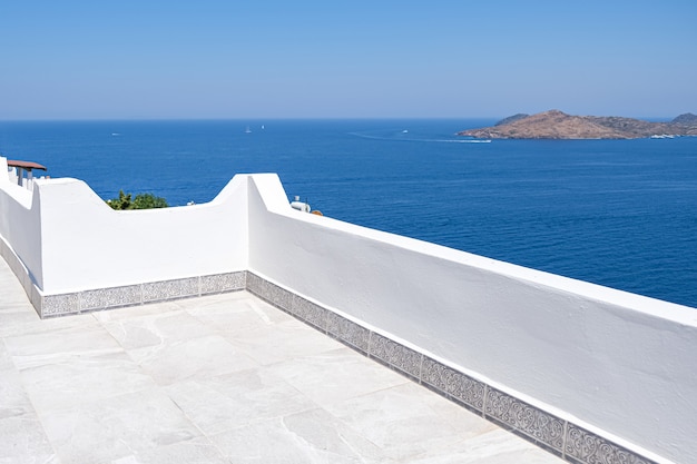 Hermosa vista al mar desde el balcón de la terraza blanca