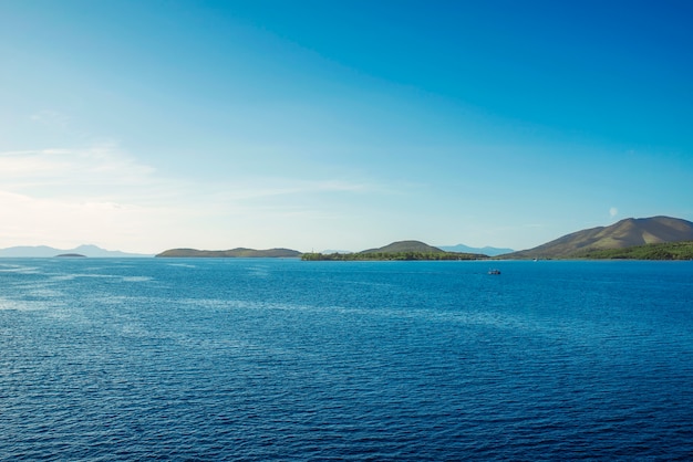 Hermosa vista al mar con un cielo soleado