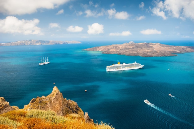 Hermosa vista al mar e islas. Crucero cerca de la isla de Santorini, Grecia.