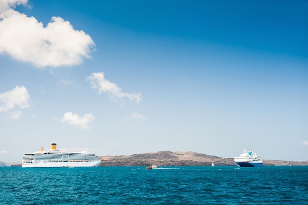 Hermosa vista al mar e islas. Cruceros cerca de la isla de Santorini, Grecia.