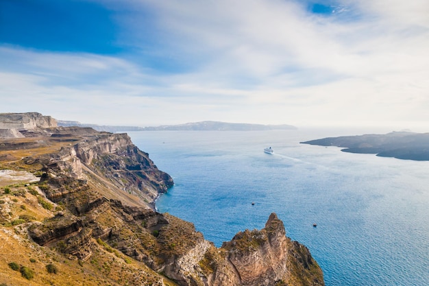 Hermosa vista al mar e islas. Isla de Santorini, Grecia.