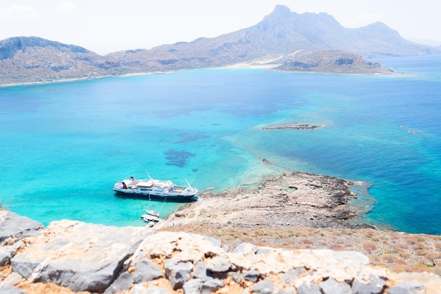 Hermosa vista al mar con montaña