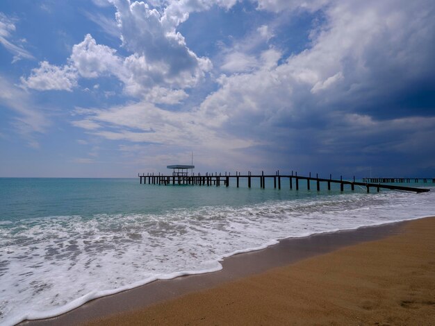 Hermosa vista al mar y muelle