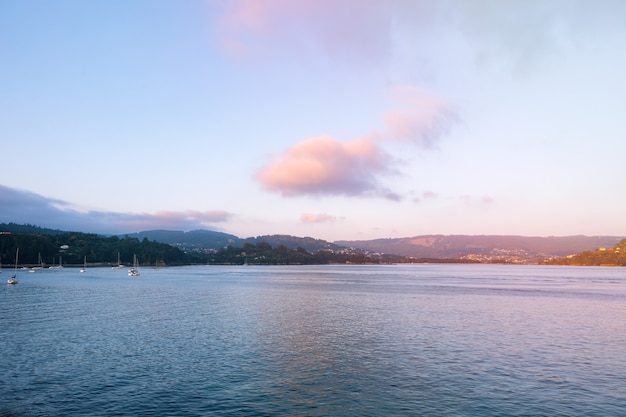 Hermosa vista al mar del norte de Galicia en España