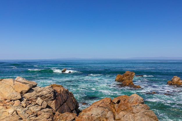 Foto hermosa vista al mar de point joe, pebble beach (spanish bay), 17 mile drive, california, ee.