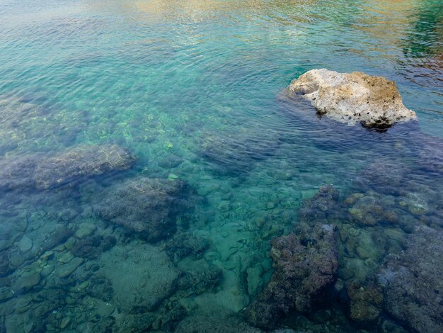 Hermosa vista al mar y rocas