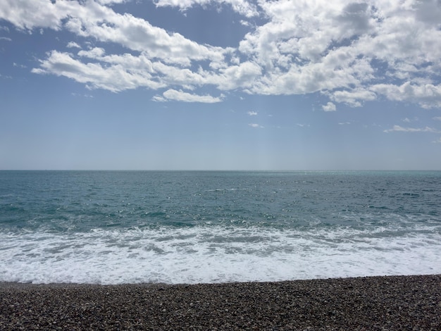 Hermosa vista al mar en verano