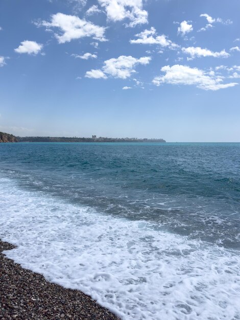 Hermosa vista al mar en verano