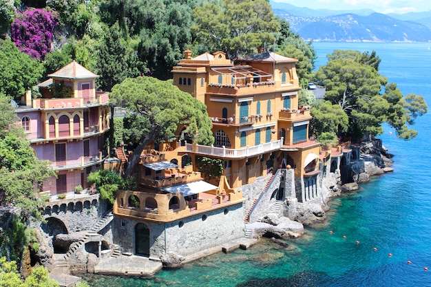 Foto hermosa vista al mar con villas de lujo en portofino, italia