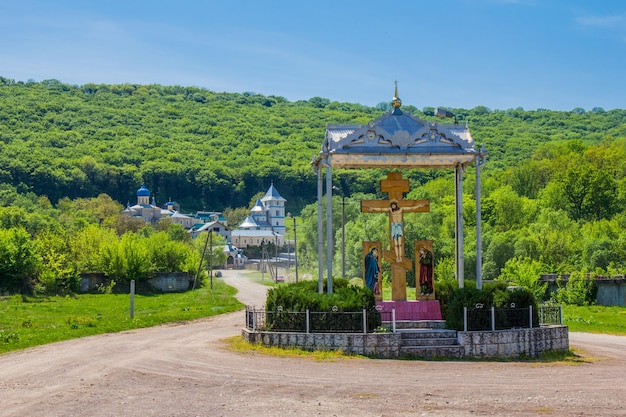 Hermosa vista al monasterio de mujeres Kalarashovsky HolyUspensky en el día de Sany Convento ubicado en la orilla derecha del Dniéster, cerca del pueblo de Kalarashovka Moldavia Convento fundado en el siglo XVI