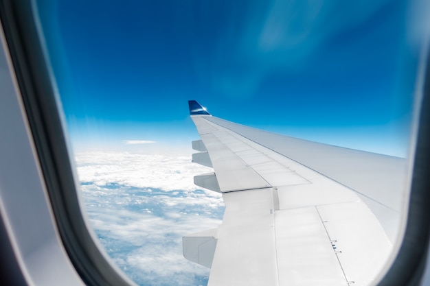 Hermosa vista del ala de Cloudscape y del aeroplano