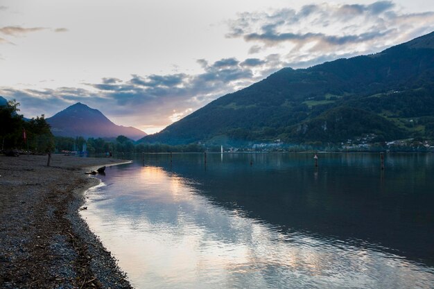 Hermosa vista alpina de la puesta de sol con reflejos en el lago Walensee en los Alpes suizos Suiza