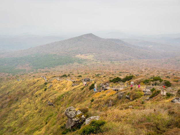 Hermosa vista desde el alto ángulo de la cima de la montaña hallasan en la isla de Jeju, surcoreana.