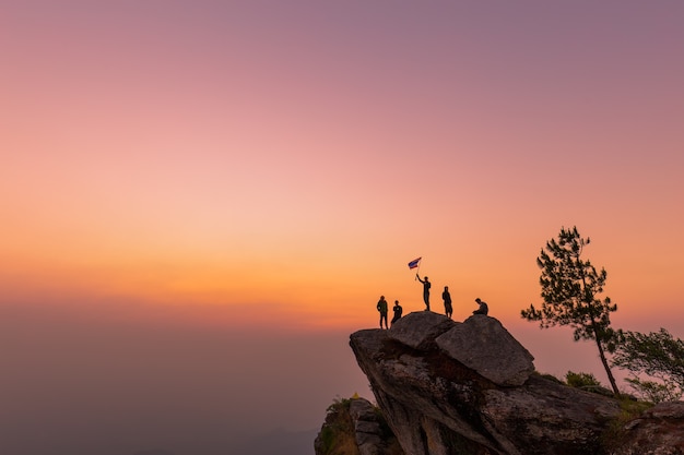 Hermosa vista del amanecer en el crepúsculo de la mañana