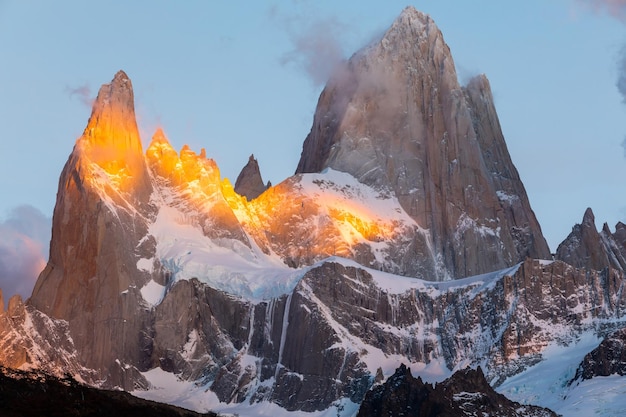 Hermosa vista del amanecer de la montaña Fitz Roy Patagonia Argentina