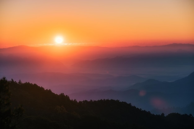 Hermosa vista del amanecer sobre la montaña con un cielo colorido en la selva tropical en el parque nacional por la mañana