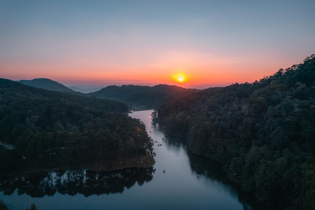 Hermosa vista de ángulo alto naturaleza lago y bosque en la mañana Pang Ung Mae Hong Son Tailandia