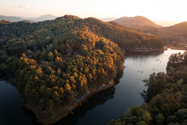 Hermosa vista de ángulo alto naturaleza lago y bosque en la mañana Pang Ung Mae Hong Son Tailandia