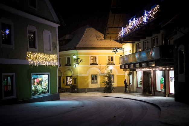 Hermosa vista de la antigua calle angosta en Austria cite en la noche