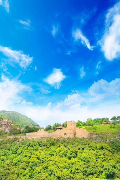 Hermosa vista de la antigua fortaleza Tsarevets en las montañas, en Veliko Tirnovo, Bulgaria