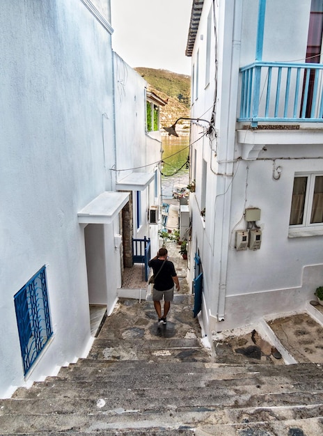 Hermosa vista de antiguas casas blancas al estilo de las Cícladas en las estrechas calles de la isla de Skopelos en Grecia