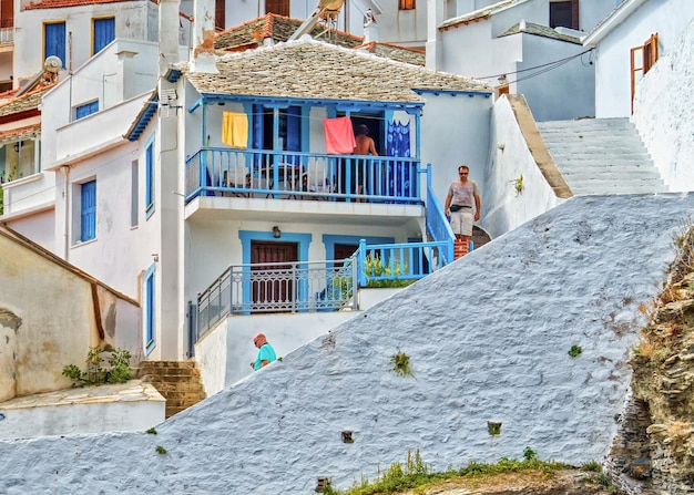 Hermosa vista de antiguas casas blancas al estilo de las Cícladas en las estrechas calles de la isla de Skopelos en Grecia