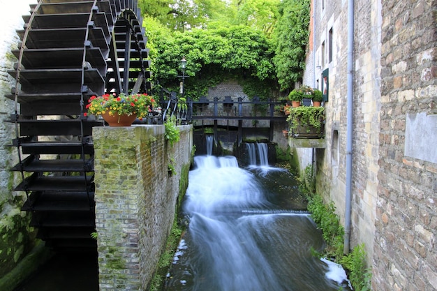 Hermosa vista de un antiguo molino en el río.