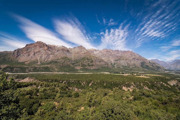 Hermosa vista de los árboles y montañas en la Reserva Nacional Río de Los Cipreses Cortaderal Chile