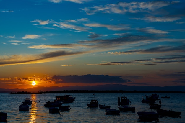 Hermosa vista del atardecer y colores vivos en Waterfront Ildiri, Cesme, Izmir - TURQUÍA