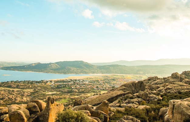 Hermosa vista del atardecer de Manzanares el Real, España