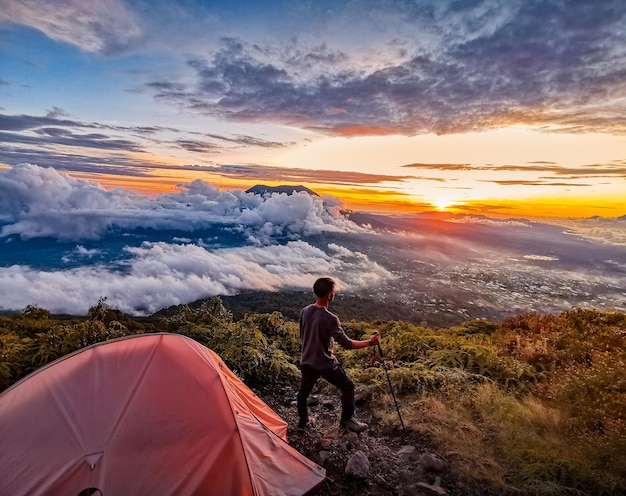 hermosa vista del atardecer en la montaña