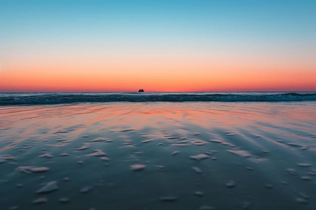 hermosa vista del atardecer en la playa