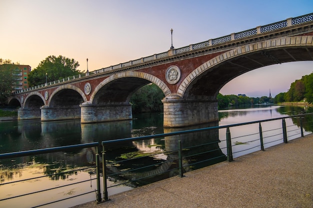 Hermosa vista del atardecer del puente de arco sobre el río Po en la ciudad de Turín Italia