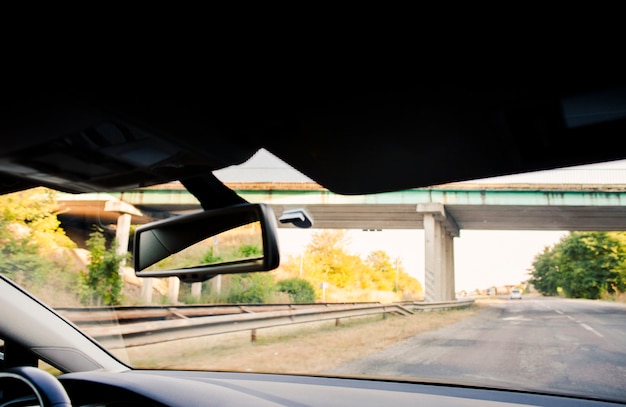 Hermosa vista de la autopista desde el interior de un automóvil