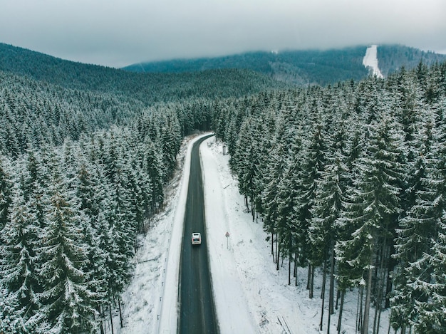 Hermosa vista de la autopista nevada en viaje por carretera de montañas. perspectiva