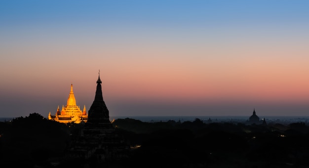 Hermosa vista de Bagan al amanecer, Myanmar