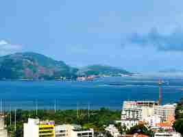 Foto una hermosa vista de la bahía de guanabara niteroi desde un punto de vista en el parque das ruinas de río de janeiro, brasil