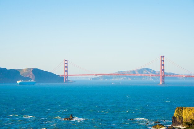 Hermosa vista de la bahía de san francisco con el puente golden gate