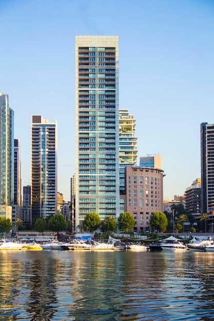 Hermosa vista de la bahía de Zaitunay en Beirut, Líbano