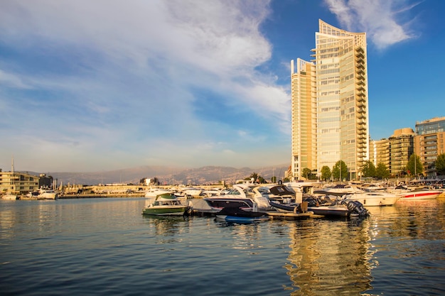 Hermosa vista de la bahía de Zaitunay en Beirut, Líbano