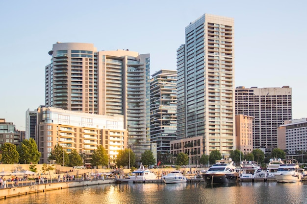 Hermosa vista de la bahía de Zaitunay en Beirut, Líbano