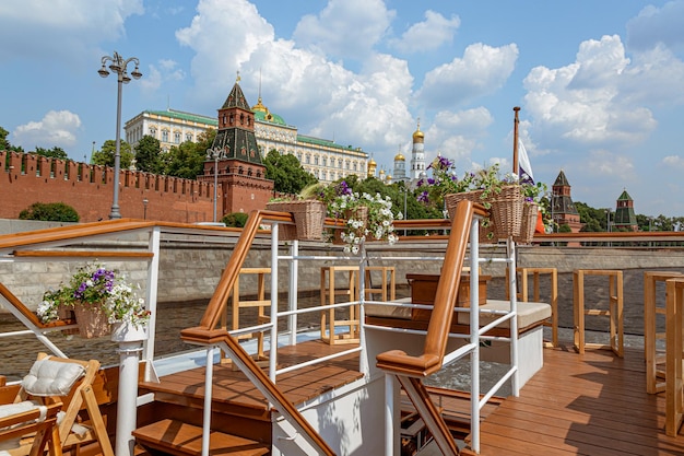 Una hermosa vista desde el barco fluvial hasta el Gran Palacio del Kremlin Arquitectura turística de Moscú lugares famosos en el centro de Moscú