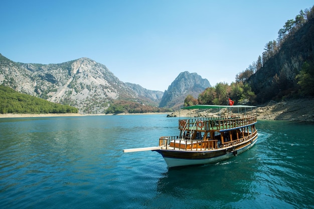 Hermosa vista del barco turístico en el marTurquía Viaje por mar en vacaciones de verano