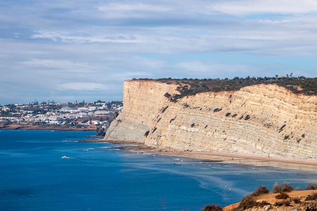 Hermosa vista de la belleza costera de la región de Lagos, Algarve en Portugal.