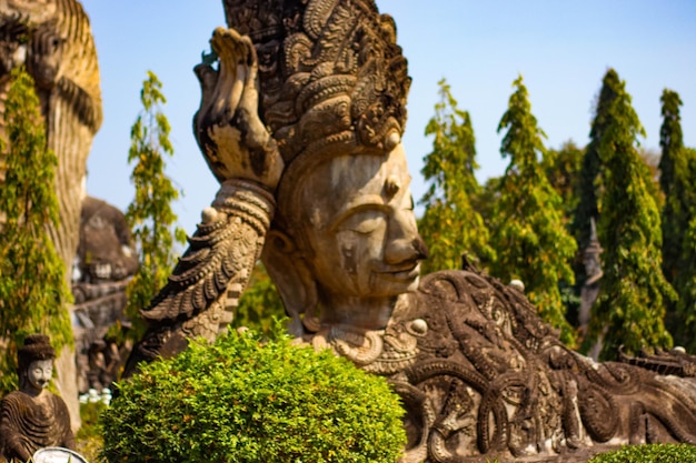 Una hermosa vista de Buddha Park ubicado en Nong Khai Tailandia