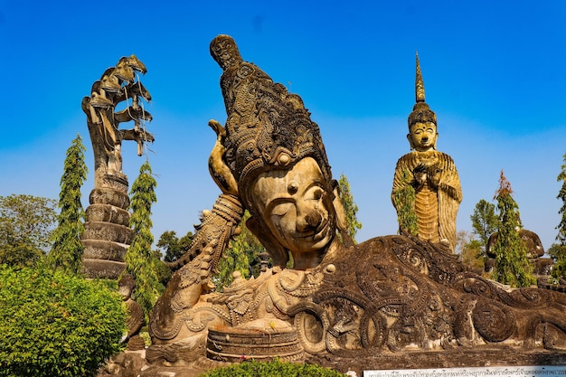 Una hermosa vista de Buddha Park ubicado en Nong Khai Tailandia