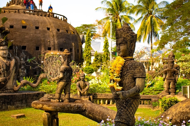 Una hermosa vista de Buddha Park ubicado en Vientiane Laos