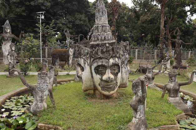 Una hermosa vista de Buddha Park ubicado en Vientiane Laos